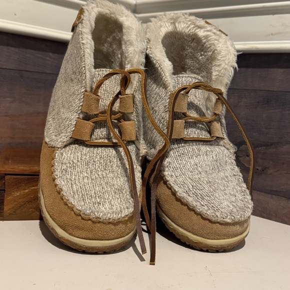 Minnetonka Women's Torrey Laceup Boot, Cinnamon 40141 US Size 5 - Picture 2 of 8